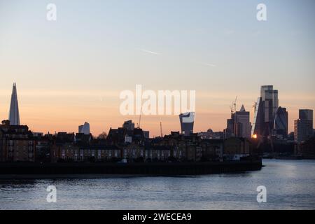 Londres, Royaume-Uni. 19 janvier 2024. Le Shard, la Tamise et le quartier financier de la City of London sont vus au coucher du soleil depuis Canary Wharf. Crédit : Banque D'Images