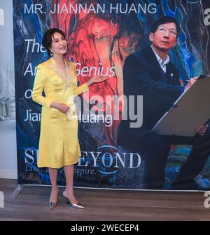 Arcadia, Californie, États-Unis. 23 janvier 2024. Zehra Sun, PDG de MDSUN, participe à MDSUN célèbre la collaboration de l'artiste Jiannan Huang avec la Collection Lunaire du nouvel an 2024 de Courvoisier pour l'année du Dragon au siège de MDSUN à Arcadia, en Californie. Crédit : Sheri Determan Banque D'Images