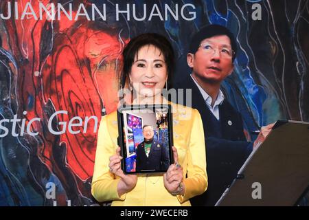 Arcadia, Californie, États-Unis. 23 janvier 2024. Zehra Sun, PDG de MDSUN, avec l'artiste Jiannan Huang présent par vidéoconférence au MDSUN célèbre la collaboration de l'artiste Jiannan Huang avec la Collection Lunaire du nouvel an 2024 de Courvoisier pour l'année du Dragon au siège de MDSUN à Arcadia, Californie. Crédit : Sheri Determan Banque D'Images