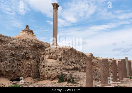 Pilier de Pompée en Égypte : un monument antique imposant, mettant en valeur les prouesses architecturales et la richesse historique d'Alexandrie. Banque D'Images