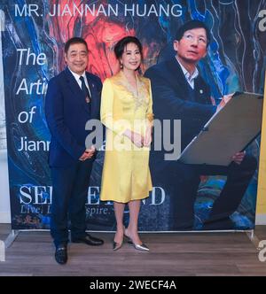 Arcadia, Californie, États-Unis. 23 janvier 2024. L'animateur de télévision Joey Zhou, fondateur de Los Angeles Beverly Arts (LABA), et Zehra Sun, PDG de MDSUN, assistent à la collaboration de l'artiste Jiannan Huang avec la Collection lunaire du nouvel an 2024 de Courvoisier pour l'année du Dragon au siège de MDSUN à Arcadia, en Californie. Crédit : Sheri Determan Banque D'Images
