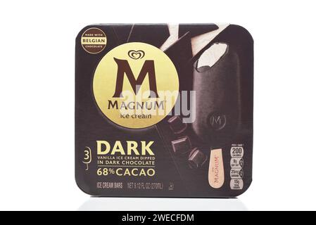 IRVINE, CALIFORNIE - 20 JANVIER 2024 : une boîte de barres de crème glacée Magnum chocolat noir avec cacao. Banque D'Images