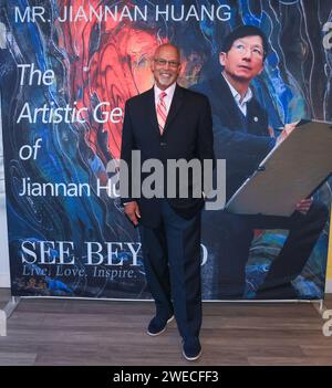 Arcadia, Californie, États-Unis. 23 janvier 2024. Michael Warren, artiste et acteur, présent au MDSUN célèbre la collaboration de l'artiste Jiannan Huang avec la Collection Lunar New Year 2024 de Courvoisier pour l'année du Dragon au siège de MDSUN à Arcadia, en Californie. Crédit : Sheri Determan Banque D'Images
