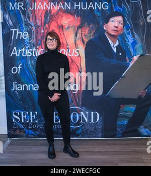 Arcadia, Californie, États-Unis. 23 janvier 2024. L'artiste Lisa Schulte présente au MDSUN célèbre la collaboration de l'artiste Jiannan Huang avec la collection Lunar New Year 2024 de Courvoisier pour l'année du Dragon au siège de MDSUN à Arcadia, en Californie. Crédit : Sheri Determan Banque D'Images