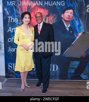 Arcadia, Californie, États-Unis. 23 janvier 2024. MDSUN célèbre la collaboration de l'artiste Jiannan Huang avec la collection Lunar New Year 2024 de Courvoisier pour l'année du Dragon au siège de MDSUN à Arcadia, Californie. Crédit : Sheri Determan Banque D'Images