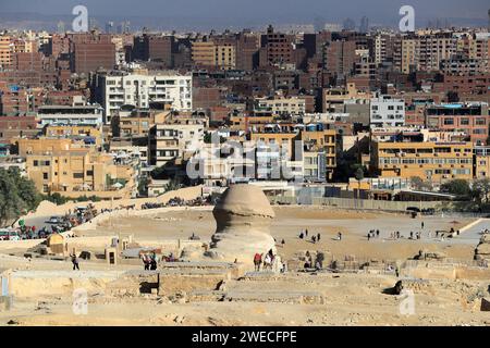 Gizeh, Égypte. 24 janvier 2024. Les touristes sont vus autour du Sphinx au site pittoresque des pyramides de Gizeh à Gizeh, en Égypte, le 24 janvier 2024. L'Egypte a reçu un nombre record de 14,9 millions de touristes en 2023, battant le précédent record de 14,7 millions en 2010, a rapporté lundi le ministère égyptien du Tourisme et des Antiquités dans un communiqué. Crédit : Sui Xiankai/Xinhua/Alamy Live News Banque D'Images