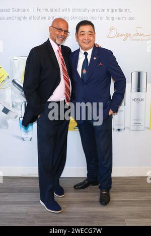 Arcadia, Californie, États-Unis. 23 janvier 2024. Michael Warren, photographe et acteur, et animateur de télévision Joey Zhou présent au MDSUN célèbre la collaboration de l'artiste Jiannan Huang avec la Collection Lunar New Year 2024 de Courvoisier pour l'année du Dragon au siège de MDSUN à Arcadia, en Californie. Crédit : Sheri Determan Banque D'Images