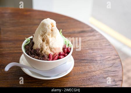 Dessert sucré glacé rasé Cendol servi dans un bol blanc. Banque D'Images