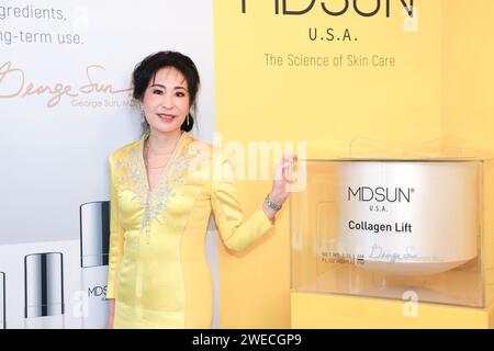Arcadia, Californie, États-Unis. 23 janvier 2024. Zehra Sun, PDG de MDSUN, participe à MDSUN célèbre la collaboration de l'artiste Jiannan Huang avec la Collection Lunaire du nouvel an 2024 de Courvoisier pour l'année du Dragon au siège de MDSUN à Arcadia, en Californie. Crédit : Sheri Determan Banque D'Images