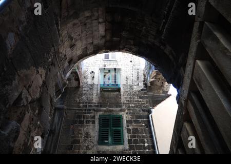 Ancien bâtiment résidentiel, vue à faible angle par l'entrée de voûte Banque D'Images