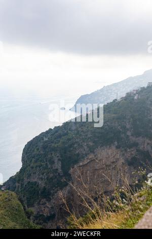 Photographie prise dans une ville près de Sorrente, en Italie, avec une vue sur la montagne verdoyante, la mer et le paysage naturel environnant Banque D'Images