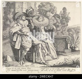 Visus / le visage, Cornelis van Kittensteyn, d'après Dirck Hals, 1620 - 1652 impression dans un paysage vallonné à la ruine d'une maison est une élégante paire de jumelles, habillée selon la mode d'environ 1620. L'homme regarde à travers les jumelles la femme qui porte une robe et une large remarque plissée et regarde le ciel. Derrière la paire élégante se trouve une figure nacrée avec des lunettes à pression sur son nez. Parmi l'image deux colonnes avec texte latin. L'estampe fait partie d'une série d'estampes sur les cinq sens. Imprimeur : Netherlandspublisher : vêtements de gravure sur papier Amsterdam, costume (+ femmes Banque D'Images