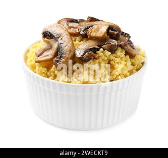 Bouillie de millet savoureuse avec des champignons dans un bol isolé sur blanc Banque D'Images
