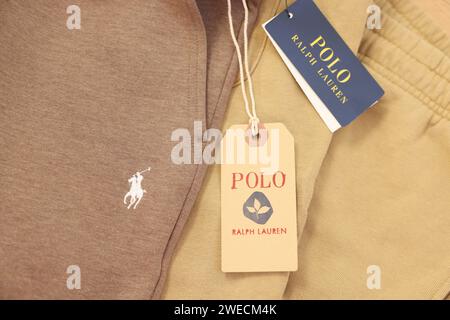 Leiden, pays-Bas - 6 décembre 2023 : Polo Ralph Lauren étiquettes de vêtements sur le pantalon, vue de dessus Banque D'Images