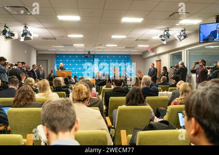 Les journalistes lèvent la main pour poser des questions lors du point de presse du ministre des Affaires étrangères de la Fédération de Russie, Sergey Lavrov, au siège des Nations Unies à New York, le 24 janvier 2023 Banque D'Images