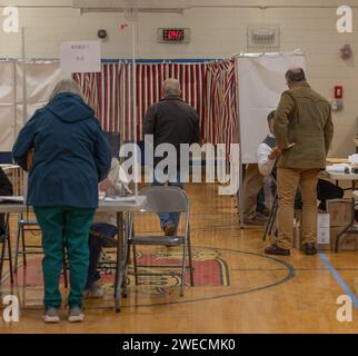 NASHUA, N.H. – 23 janvier 2024 : les électeurs et les travailleurs du scrutin sont vus dans un bureau de vote pour les élections primaires présidentielles du New Hampshire de 2024. Banque D'Images