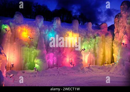 Chitose, Hokkaido, Japon - février 2018 : Festival de glace du lac Shikotsu, un événement de sculpture de glace organisé dans les sources chaudes du lac Shikotsu dans le parc national de Shikotsu-Toya avec des lumières illuminant des sculptures de glace mur de glace Banque D'Images