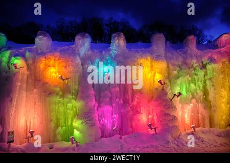 Chitose, Hokkaido, Japon - février 2018 : Festival de glace du lac Shikotsu, un événement de sculpture de glace organisé dans les sources chaudes du lac Shikotsu dans le parc national de Shikotsu-Toya avec des lumières illuminant des sculptures de glace mur de glace Banque D'Images