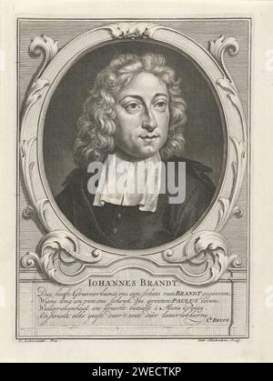 Portrait de Joannes Brandt, Jacob Houbraken, d'après Christoffel Lubienitzki, 1708 - 1732 tirage le buste de Joannes brûle dans un cadre ovale ornemental. Sous le portrait son nom et en dessous un verset de quatre lignes en néerlandais. Gravure sur papier Amsterdam Banque D'Images