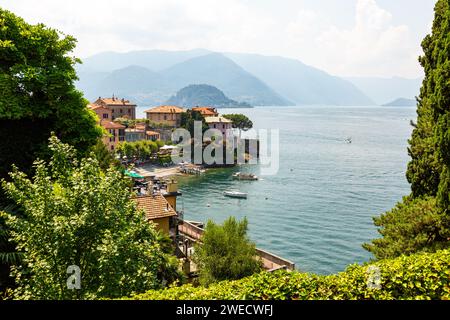 Surplombant le port pittoresque de Varenna sur la rive du lac de Côme en Lombardie, Italie. Banque D'Images