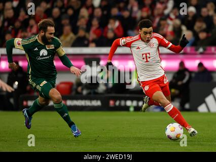 Munich, Allemagne. 24 janvier 2024. Jamal Musiala (à droite) du Bayern Munich fait son entrée lors du match de football allemand de première division Bundesliga entre le Bayern Munich et l'Union Berlin à Munich, en Allemagne, le 24 janvier 2024. Crédit : Philippe Ruiz/Xinhua/Alamy Live News Banque D'Images