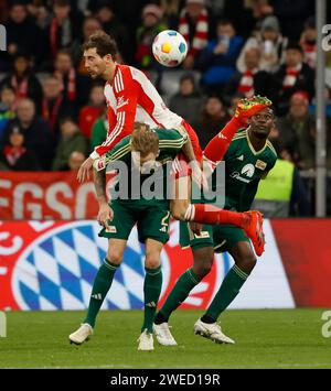 Munich, Allemagne. 24 janvier 2024. Leon Goretzka (top) du Bayern Munich rivalise pour une tête lors du match de football allemand de première division Bundesliga entre le Bayern Munich et l'Union Berlin à Munich, en Allemagne, le 24 janvier 2024. Crédit : Philippe Ruiz/Xinhua/Alamy Live News Banque D'Images