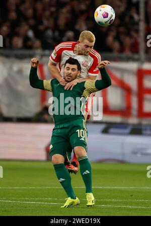 Munich, Allemagne. 24 janvier 2024. Matthijs de Ligt (en haut) du Bayern Munich dirige le ballon avec Kevin Volland de l'Union Berlin lors du match de football allemand de première division Bundesliga entre le Bayern Munich et l'Union Berlin à Munich, en Allemagne, le 24 janvier 2024. Crédit : Philippe Ruiz/Xinhua/Alamy Live News Banque D'Images