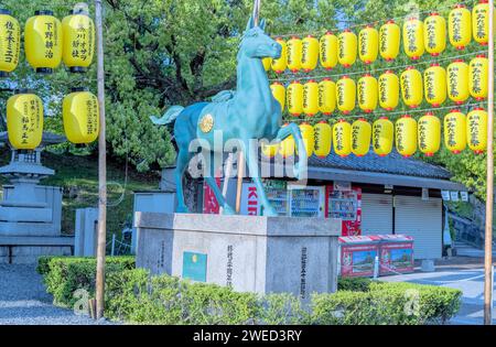 Statue de cheval sur socle en béton au sanctuaire shinto à Hiroshima, Japon Banque D'Images