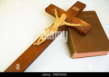 croix en bois reposant sur la bible, avec espace de copie Banque D'Images