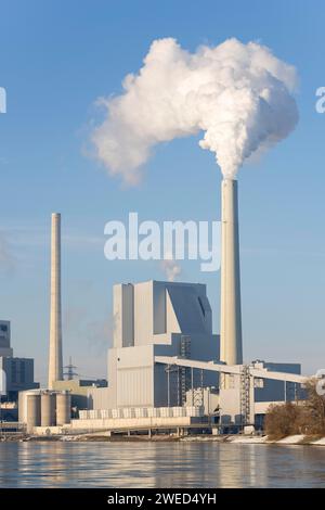 Image symbolique, redressement énergétique, grande centrale électrique de Mannheim, GKM, combustibles fossiles, cheminées fumantes, installation industrielle, cheminées, fumée, houille Banque D'Images