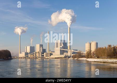 Image symbolique, redressement énergétique, grande centrale électrique de Mannheim, GKM, combustibles fossiles, cheminées fumantes, installation industrielle, cheminées, fumée, houille Banque D'Images