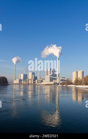 Image symbolique, redressement énergétique, grande centrale électrique de Mannheim, GKM, combustibles fossiles, cheminées fumantes, installation industrielle, cheminées, fumée, houille Banque D'Images