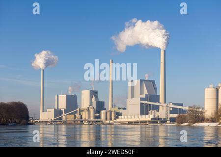 Image symbolique, redressement énergétique, grande centrale électrique de Mannheim, GKM, combustibles fossiles, cheminées fumantes, installation industrielle, cheminées, fumée, houille Banque D'Images