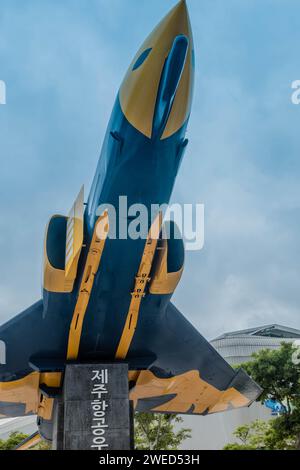 Avion de chasse Phantom F-4 monté sur un stand exposé en permanence au musée de Jeju, en Corée du Sud Banque D'Images