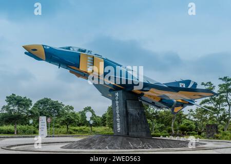 Avion de chasse Phantom F-4 monté sur un stand exposé en permanence au musée de Jeju, en Corée du Sud Banque D'Images