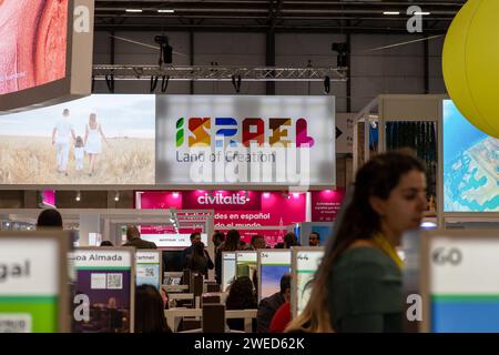 Madrid, Espagne. 24 janvier 2024. A l’image, le stand israélien lors de la journée d’ouverture de l’édition 2024 de FITUR. La 44e édition du salon international du tourisme de Madrid FITUR, a ouvert ses portes ce mercredi. Cette année, 152 pays et 9 000 entreprises présentent leurs propositions de voyage à l’Ifema, où plus de 200 000 personnes sont attendues jusqu’au dimanche 28 janvier, date de fermeture. Crédit : SOPA Images Limited/Alamy Live News Banque D'Images