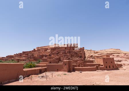 Kasbah ait Ben Haddou près de Ouarzazate, Maroc : un site classé au patrimoine mondial de l'UNESCO et citadelle désertique, préservant le charme historique de l'architecture berbère Banque D'Images