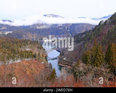 Point de vue du pont de la rivière Tadami à Kawai, Mishima, district d'Onuma, Fukushima, Japon Banque D'Images