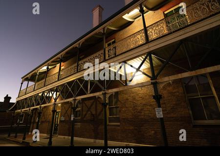 Le NSW Crown Land Trade and Investment Building à Armidale, nouvelle-galles du Sud, australie la nuit Banque D'Images