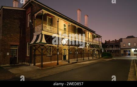 Le NSW Crown Land Trade and Investment Building à Armidale, nouvelle-galles du Sud, australie la nuit Banque D'Images