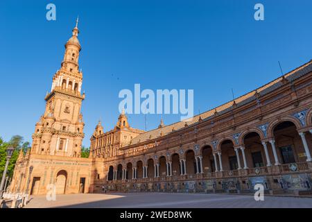 Plaza de España, Séville : un mélange d'élégance néo-mauresque et de patrimoine culturel dans une place intemporelle. Banque D'Images