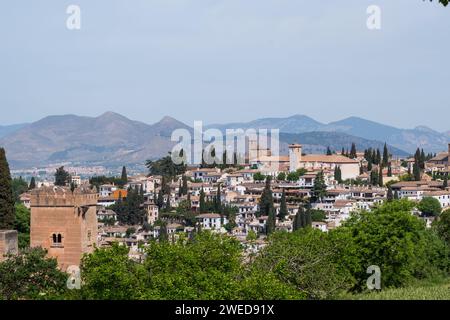 Alhambra, Espagne : un mélange époustouflant d'architecture mauresque et de patrimoine andalou, mettant en valeur la magnificence artistique de ce monument historique Banque D'Images