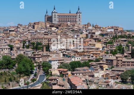 Capturer la beauté intemporelle de Tolède, en Espagne : un paysage panoramique mettant en valeur le charme historique et la splendeur architecturale Banque D'Images