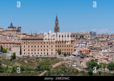 Capturer la beauté intemporelle de Tolède, en Espagne : un paysage panoramique mettant en valeur le charme historique et la splendeur architecturale Banque D'Images