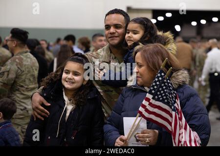 Worcester, Massachusetts, États-Unis. 23 janvier 2024. Au cours d'une grande cérémonie au Centre DCU, les familles, les amis et les dirigeants se sont réunis le 23 janvier 2024 pour envoyer le 1e bataillon du 181e régiment d'infanterie avant leur déploiement au Moyen-Orient à l'appui de l'opération Inherent Resolve. Parmi les conférenciers à la cérémonie figuraient le lieutenant-gouverneur Kim Driscoll, lieutenant-gouverneur du Massachusetts, le major général Gary W. Keefe, adjudant général de la garde nationale du Massachusetts, et le lieutenant-colonel Alex Hampton, commandant du 1-181st Infantry Battalion. Au cours de la cérémonie, Hampton et le Sgt de commandement. Banque D'Images