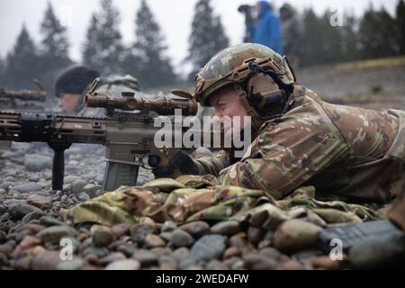 Camp Murray, Washington, États-Unis. 17 janvier 2024. Le Sgt. Des Rangers de l'armée des États-Unis, Tylor Anderson, un sergent de peloton d'infanterie de la compagnie Alpha, 1e bataillon, 161e régiment d'infanterie, 1 81e Stryker Brigade combat Team Washington National Guard, tire sur son fusil de balisage désigné M110A1 Squad (SDMR) lors d'un nouvel événement d'entraînement de mise en service d'armes à la base conjointe Lewis-McChord, Washington, en janvier. 17, 2024. L'exercice de tir réel vise à familiariser les soldats avec les nouveaux systèmes d'armes introduits dans l'équipe de combat de la 81e brigade Stryker et le 96e commandement de troupe. (Image de crédit : © U.S. Army/ZUMA Press Wir Banque D'Images