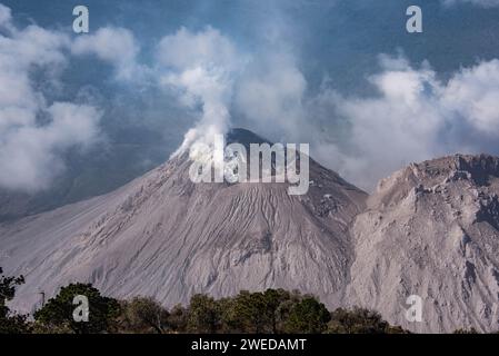 Santiaguito dôme de lave émergeant au large du volcan Santa Maria, Quetzaltenango, Guatemala Banque D'Images