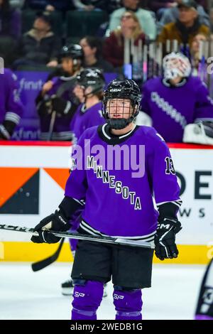 Minneapolis, Minnesota, États-Unis. 24 janvier 2024. L'attaquant du Minnesota GRACE ZUMWINKLE (13) regarde lors d'un match PWHL entre le Minnesota et Montréal au Xcel Energy Center à St. Paul, MN le 24 janvier 2024. Montréal a battu le Minnesota 2-1. (Image de crédit : © Steven Garcia/ZUMA Press Wire) USAGE ÉDITORIAL SEULEMENT! Non destiné à UN USAGE commercial ! Banque D'Images