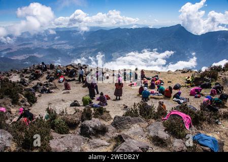 Cérémonie de culte maya au sommet du volcan Santa Maria, Quetzaltenango, Guatemala Banque D'Images