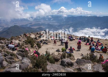 Cérémonie de culte maya au sommet du volcan Santa Maria, Quetzaltenango, Guatemala Banque D'Images